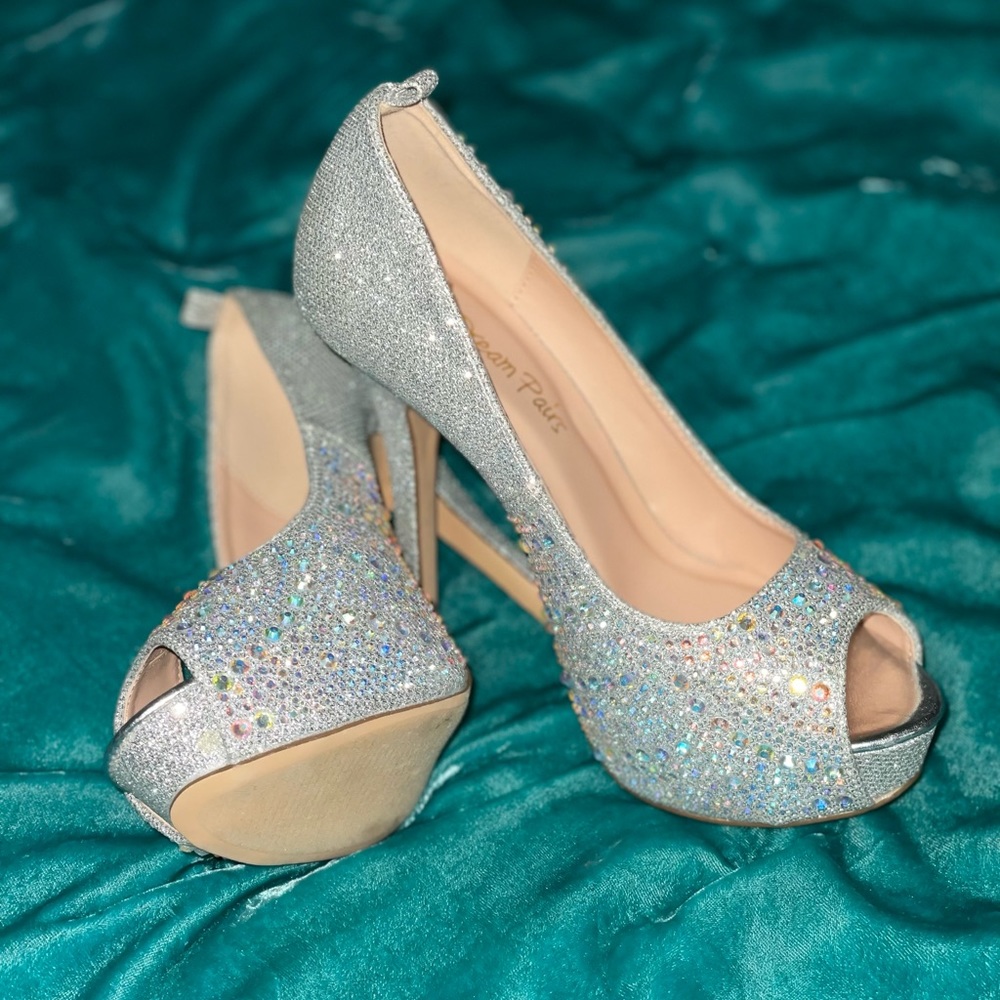 NEW Silver Heels with iridescent gems. Dream Pair size 5 1/2